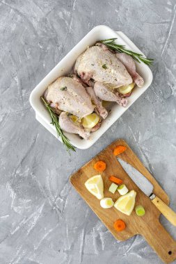 Çiğ koquelet tavukları sebze ve aromatik otlarla kızartılmaya hazır. limon, pırasa ve havuç.