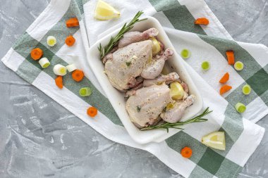 Çiğ koquelet tavukları sebze ve aromatik otlarla kızartılmaya hazır. limon, pırasa ve havuç.