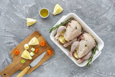 Çiğ koquelet tavukları sebze ve aromatik otlarla kızartılmaya hazır. limon, pırasa ve havuç.