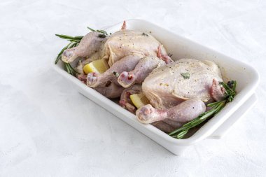 Çiğ koquelet tavukları sebze ve aromatik otlarla kızartılmaya hazır. limon, pırasa ve havuç.