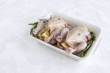 Çiğ koquelet tavukları sebze ve aromatik otlarla kızartılmaya hazır. limon, pırasa ve havuç.