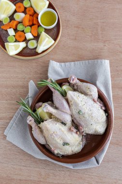 Çiğ koquelet tavukları sebze ve aromatik otlarla kızartılmaya hazır. limon, pırasa ve havuç.