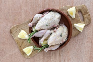 Çiğ koquelet tavukları sebze ve aromatik otlarla kızartılmaya hazır. limon, pırasa ve havuç.