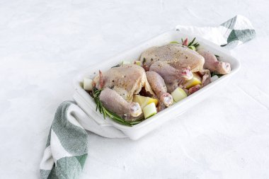 Çiğ koquelet tavukları sebze ve aromatik otlarla kızartılmaya hazır. limon, pırasa ve havuç.