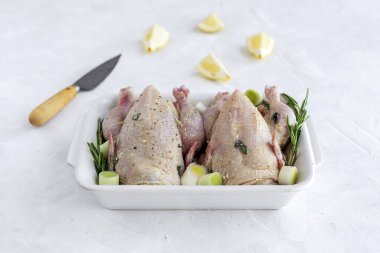 Çiğ koquelet tavukları sebze ve aromatik otlarla kızartılmaya hazır. limon, pırasa ve havuç.
