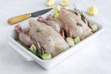 Çiğ koquelet tavukları sebze ve aromatik otlarla kızartılmaya hazır. limon, pırasa ve havuç.