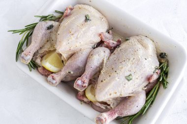 Çiğ koquelet tavukları sebze ve aromatik otlarla kızartılmaya hazır. limon, pırasa ve havuç.