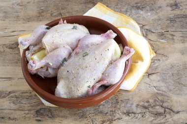 Çiğ koquelet tavukları sebze ve aromatik otlarla kızartılmaya hazır. limon, pırasa ve havuç.