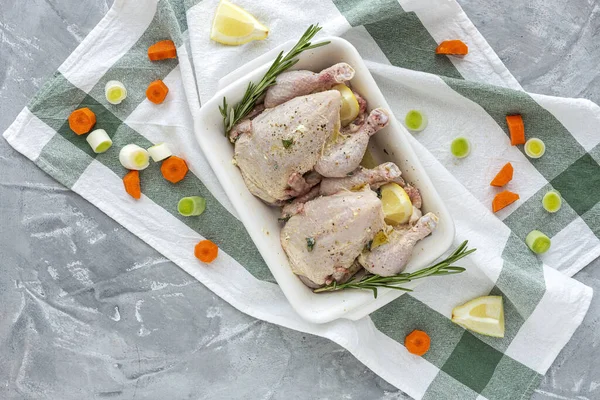 Çiğ koquelet tavukları sebze ve aromatik otlarla kızartılmaya hazır. limon, pırasa ve havuç.