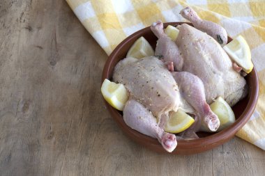 Çiğ koquelet tavukları sebze ve aromatik otlarla kızartılmaya hazır. limon, pırasa ve havuç.