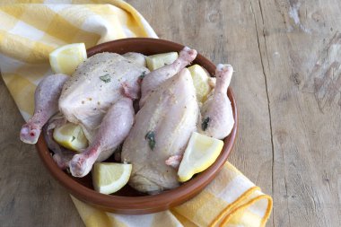 Çiğ koquelet tavukları sebze ve aromatik otlarla kızartılmaya hazır. limon, pırasa ve havuç.