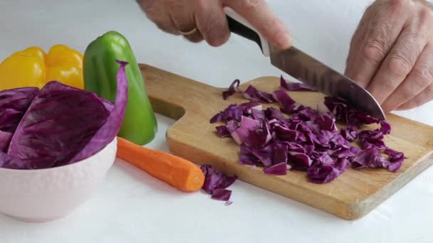 Tangan Koki Memotong Sayuran Segar Untuk Membuat Salad Kubis Merah — Stok Video