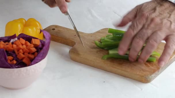 Mani Cuoco Taglio Verdure Fresche Fare Insalata Cavolo Rosso Carota — Video Stock