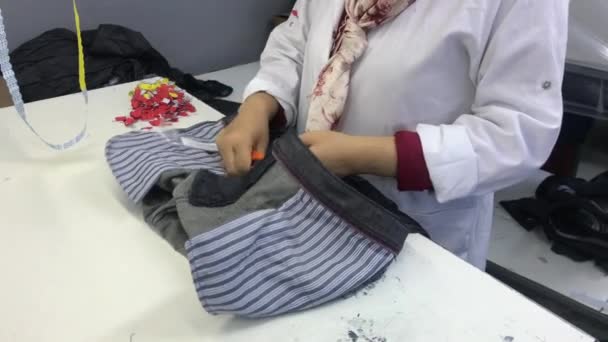 Felismerhetetlen Női Kezek Dolgoznak Textilgyárban Ruhákat Vizsgálnak Ipari Termelés Kék — Stock videók