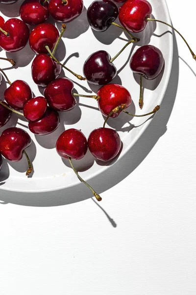 Cerezas Rojas Frescas Temporada Con Fuerte Luz Solar Sobre Fondos —  Fotos de Stock