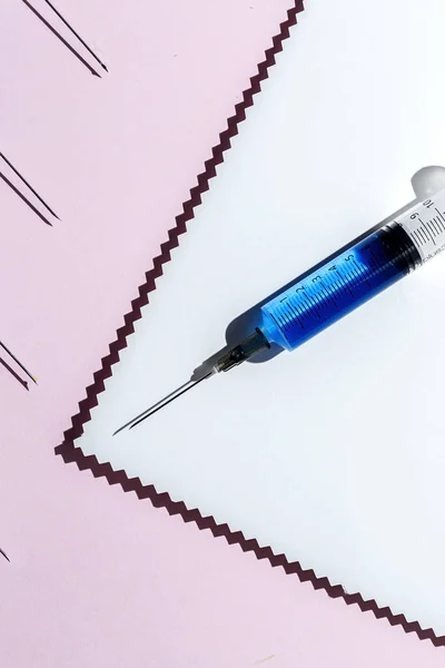 Covid コロナウイルス針注射器に対するワクチンバイアル投与 医学的概念予防接種低血圧注射治療病院予防 予防接種 — ストック写真