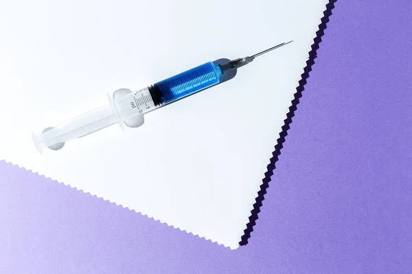 Covid コロナウイルス針注射器に対するワクチンバイアル投与 医学的概念予防接種低血圧注射治療病院予防 予防接種 — ストック写真
