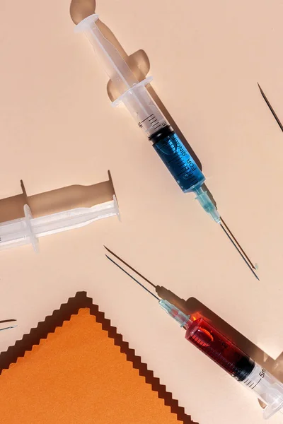 Covid Vakcina Injekciós Üveg Adag Coronavirus Tűfecskendő Ellen Orvosi Koncepció — Stock Fotó
