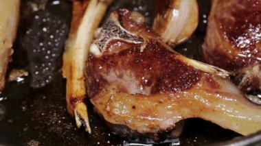 Zeytin yağı, biber ve sarımsaklı kuzu pirzola. Ev yapımı.