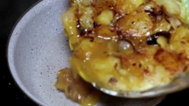 Ev yapımı İspanyol omleti yapmak, patates kızartmak, yumurta çırpmak. Tipik İspanyol yemekleri