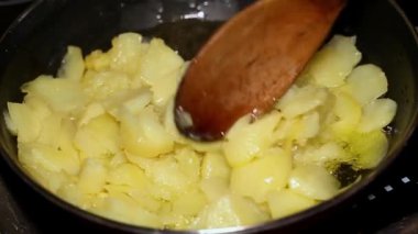 Ev yapımı İspanyol omleti yapmak, patates kızartmak, yumurta çırpmak. Tipik İspanyol yemekleri