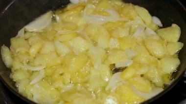 Ev yapımı İspanyol omleti yapmak, patates kızartmak, yumurta çırpmak. Tipik İspanyol yemekleri