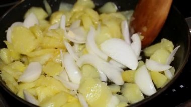 Ev yapımı İspanyol omleti yapmak, patates kızartmak, yumurta çırpmak. Tipik İspanyol yemekleri