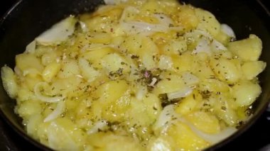 Ev yapımı İspanyol omleti yapmak, patates kızartmak, yumurta çırpmak. Tipik İspanyol yemekleri