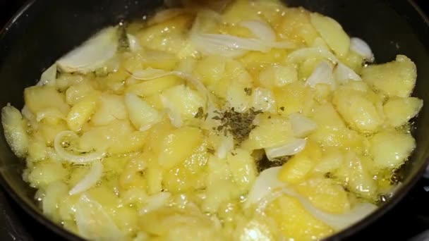 Fazendo Omelete Caseiro Espanhol Fritando Batatas Batendo Ovos Comida Típica — Vídeo de Stock