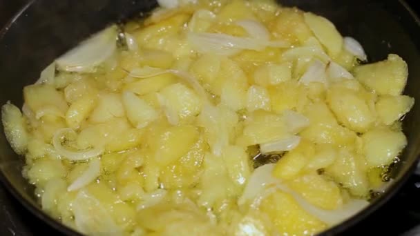 自家製のスペインのオムレツを作ります ジャガイモをフライパン 卵を打ちます スペイン料理 — ストック動画