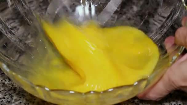 Hausgemachtes Spanisches Omelett Zubereiten Kartoffeln Braten Eier Schlagen Typische Spanische — Stockvideo