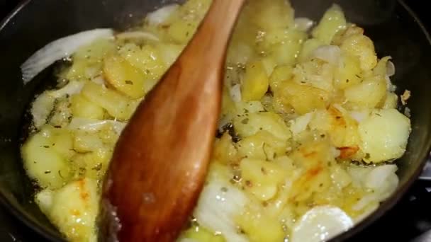Делать Домашний Испанский Омлет Жарить Картошку Бить Яйца Испанская Кухня — стоковое видео