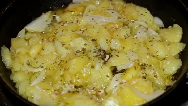 Fazendo Omelete Caseiro Espanhol Fritando Batatas Batendo Ovos Comida Típica — Vídeo de Stock