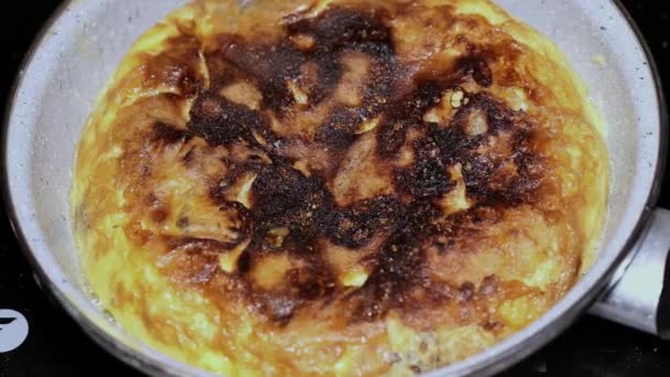 Hacer Tortilla Española Casera Freír Papas Batir Huevos Comida Típica — Vídeos de Stock