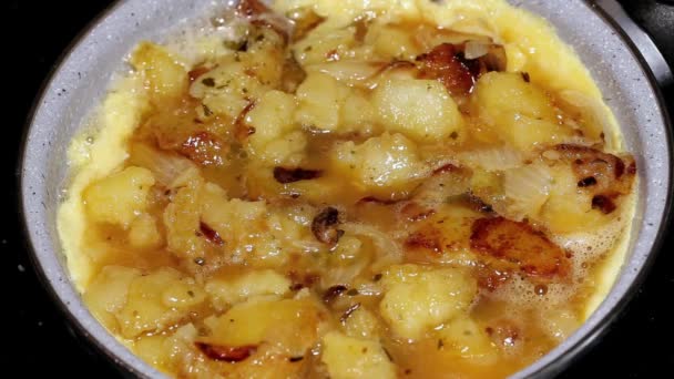 Fazendo Omelete Caseiro Espanhol Fritando Batatas Batendo Ovos Comida Típica — Vídeo de Stock