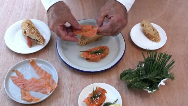 Manos Cocinero Preparando Canapés Salmón Ahumado Noruego Con Limón Salsa — Vídeos de Stock