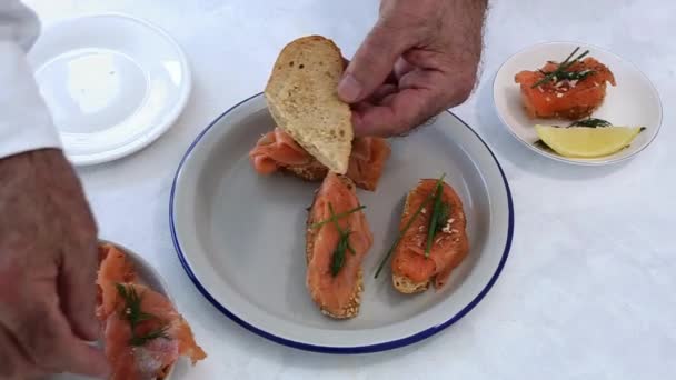 Manos Cocinero Preparando Canapés Salmón Ahumado Noruego Con Limón Salsa — Vídeos de Stock