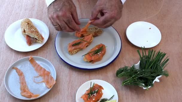 Mani Cuoco Preparare Tartine Salmone Affumicato Norvegese Con Limone Salsa — Video Stock