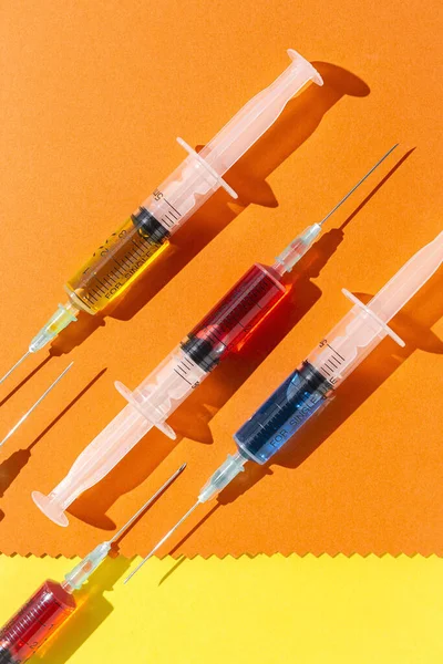 Covid Vakcina Injekciós Üveg Adag Coronavirus Tűfecskendő Ellen Orvosi Koncepció — Stock Fotó