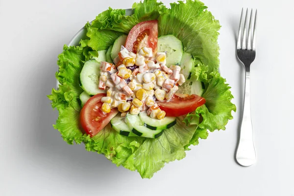 Hausgemachter Salat Mit Tomaten Roten Zwiebeln Mais Karotten Gurken Und — Stockfoto