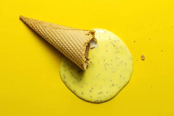 Beyaz Arka Planda Yapımı Ferahlatıcı Limonlu Dondurma Külahı — Stok fotoğraf