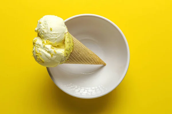 Beyaz Arka Planda Yapımı Ferahlatıcı Limonlu Dondurma Külahı — Stok fotoğraf