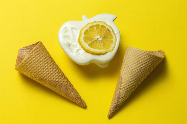 Yapımı Ferahlatıcı Doğal Limonlu Dondurma Külahı Renkli Arka Planda — Stok fotoğraf