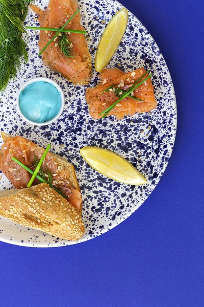 Norsk Rökt Lax Kanapar Med Citron Blå Ostsås Peppar Och — Stockfoto