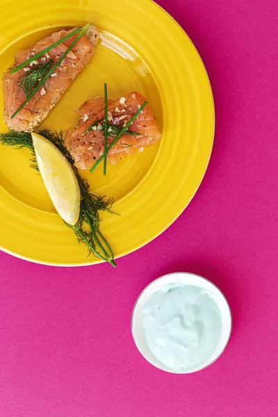 Canapés Salmão Defumado Norueguês Com Limão Molho Queijo Azul Pimenta — Fotografia de Stock