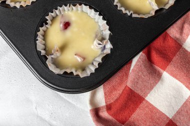 Kırmızı böğürtlenli ev yapımı kekler ve pembe arka planda kirazlar. Geleneksel yemek.