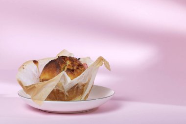 Kırmızı böğürtlenli ev yapımı kekler ve pembe arka planda kirazlar. Geleneksel yemek.