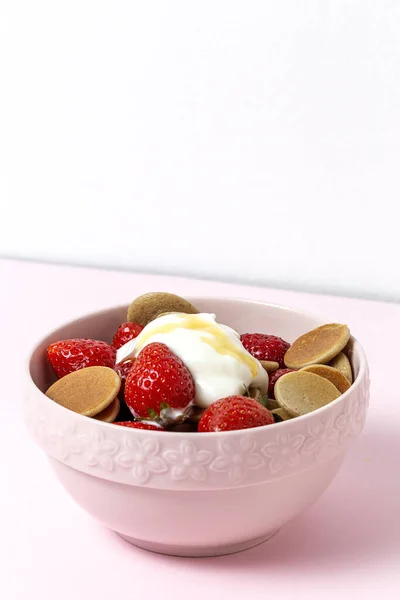 Mini Panqueque Casero Cereales Con Yogur Miel Fresas Sobre Fondo —  Fotos de Stock