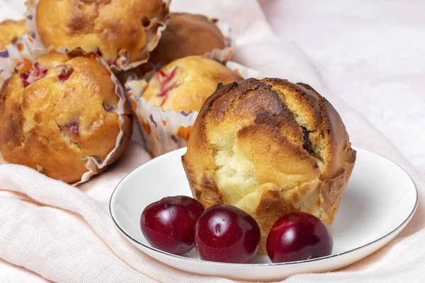 Hembakade Muffins Med Röda Bär Och Körsbär Rosa Bakgrund Traditionell — Stockfoto