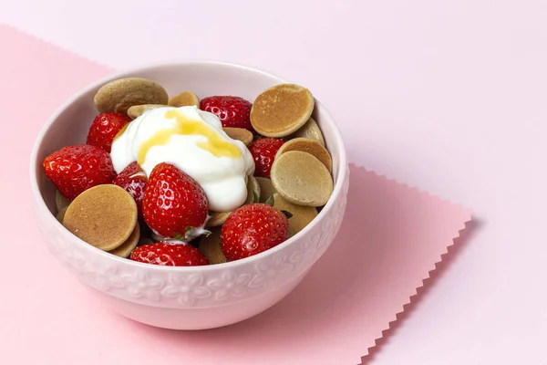 Yapımı Tahıllar Yoğurt Bal Renkli Çilekli Mini Krep Sağlıklı Kahvaltı — Stok fotoğraf